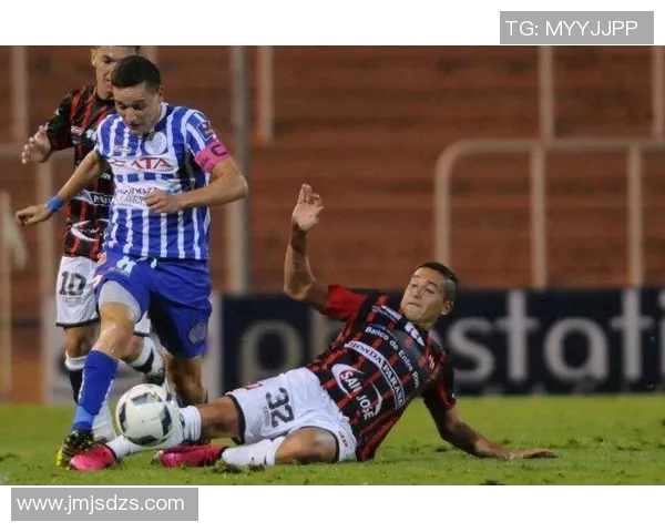 帕特罗与阿根廷独立的激烈对决揭示足球战术与球队精神的较量